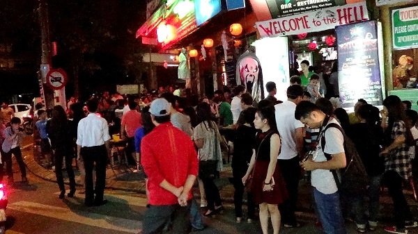 Hàng ngàn người đã đổ về phố Tây Huế đêm qua chơi Halloween