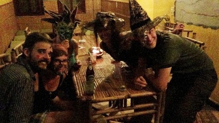 Nhiều mũ phù thủy và mặt nạ quỷ được đội lên để hù khách