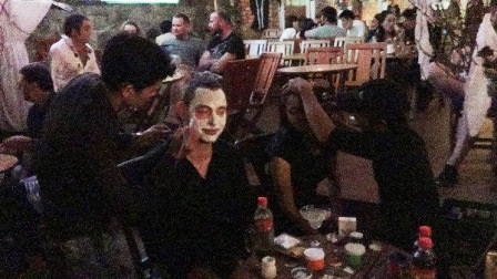 Nhân viên các quán hóa trang cho khách