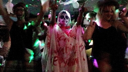 Nhiều hình tượng máu me kinh dị xuất hiện ở phố Tây, tạo nên một bầu không khí đúng chất ma quái