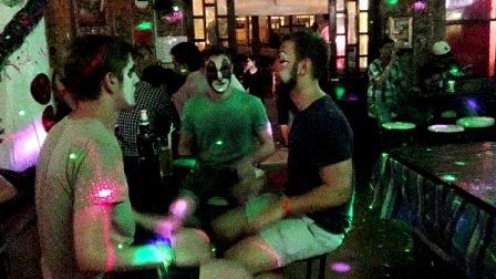 Trò chuyện rôm rả trong đêm hội ma quỷ