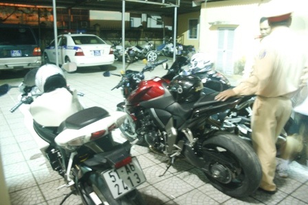 "Tổ lái" dàn môtô “khủng” bị tóm - 1 3 xe môtô tại Phòng PC 67 Công an TT-Huế