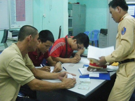 "Tổ lái" dàn môtô “khủng” bị tóm - 2 3 đối tượng điều khiển xe với tốc độ cực lớn được lấy lời khai