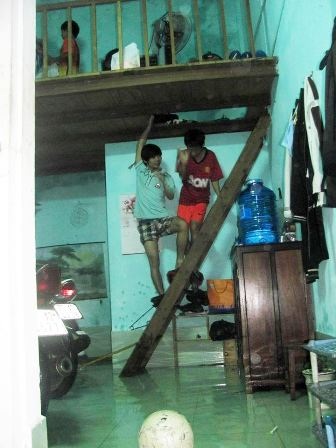 Lũ lên quá nhanh, nhiều nơi bị nhấn chìm - 10 Nước từ từ tràn vào nhà trong đêm khuya