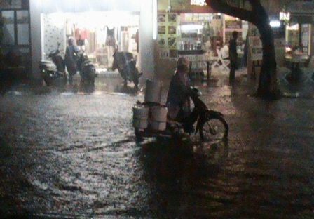 Mưa dữ dội, Huế "chìm" vào biển nước trong đêm - 6 Đường Trần Cao Vân