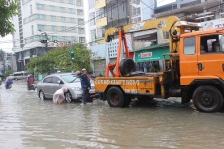 Hàng ngàn ngôi nhà vẫn ngập sâu trong nước lũ - 5 Xe cứu hộ đến giúp một xe hơi bị tắt máy ở đường Bà Triệu