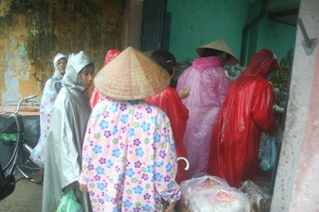 Hàng ngàn ngôi nhà vẫn ngập sâu trong nước lũ - 8 Người dân Hương Trà vội vã mua đồ tích trữ