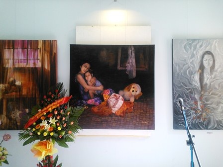 Xem tranh đầy tình cảm của nữ họa sĩ nhân ngày 20-10 - 13 1 góc triển lãm