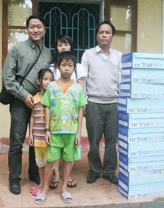 Báo Dân trí cùng Công ty CP sữa TH cứu trợ đồng bào Huế bị bão nặng - 1 Báo Dân trí cùng Công ty CP sữa TH cứu trợ đồng bào Huế bị bão nặng