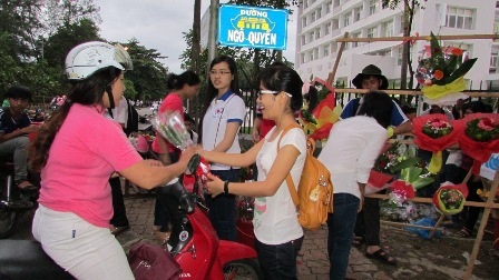 SV bán hoa 20/10 dành tiền ủng hộ người dân vùng bão lũ - 2 Niềm vui khi bán được những bó hoa đầu tiên