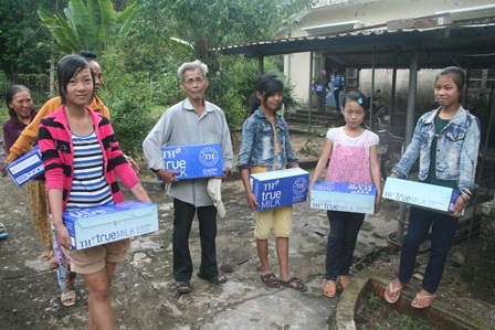Báo Dân trí cùng Công ty CP sữa TH cứu trợ đồng bào Huế bị bão nặng - 8 Nét tươi vui trên khuôn mặt những em bé, người già ở xã Lộc Bình sau khi nhận sữa