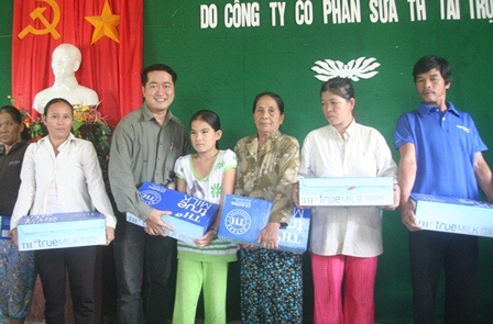 Báo Dân trí cùng Công ty CP sữa TH cứu trợ đồng bào Huế bị bão nặng - 4 Các hộ dân đã được nhận sữa ở Lộc Bình