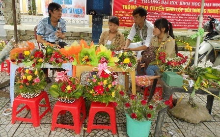 SV bán hoa 20/10 dành tiền ủng hộ người dân vùng bão lũ - 5 Những sản phẩm của các bạn sinh viên đẹp không kém gì hoa ở các tiệm lớn mà giá lại rẻ hơn.