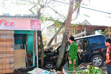 Chiếc xe ủi bay nhiều vật trước khi lao vào sát nhà dân bên đường