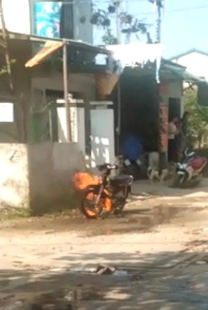 Chiếc xe máy bị bốc cháy dữ dội (ảnh: Trí Quang)