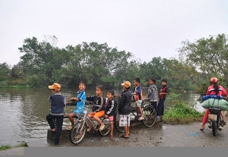 Mặt nước sông bất thường, dân đồn “trạch thần” hạ giới - 1 Có rất nhiều học sinh đến trực chiến ở sông để xem hiện tượng lạ
