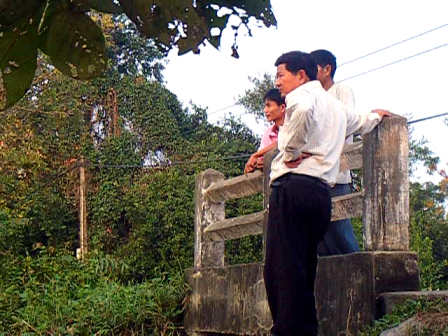 Mặt nước sông bất thường, dân đồn “trạch thần” hạ giới - 3 Tiếp tục vẫn có nhiều người hiếu kỳ đứng gần đoạn sông để xem trạch thần?