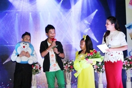 Tự ý bán vé thu tiền tại đêm giao lưu Quán quân The Voice Kids - 2 Quang Anh (áo vest đen) biểu diễn và giao lưu với khán giả Huế trong đêm 2/11