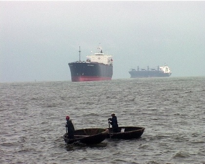 Ngư dân đánh tôm hùm cản tàu nước ngoài vào cảng Chân Mây