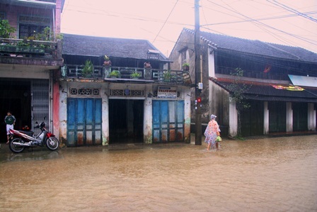 Phố cổ thời chúa Nguyễn ở Huế ngập trong nước lũ - 2 Con đường qua phố cổ Bao Vinh đã bị ngập