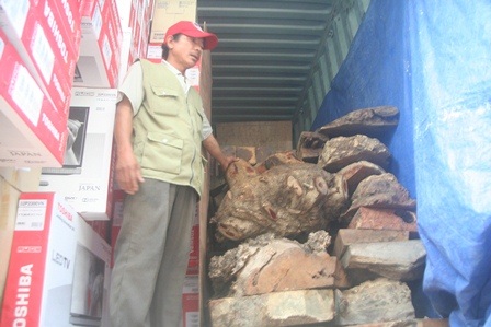 Lợi dụng trời lũ đi chở gỗ lậu quý - 1 Số gỗ được giấu rất kỹ trong các thiết bị điện, điện tử