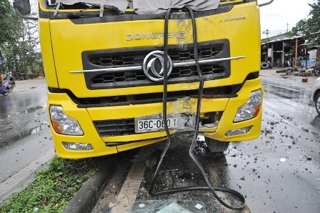 Tài xế ngủ gật lái xe tải ủi bay dải phân cách - 2 Chiếc xe nằm đè lên giải phân cách