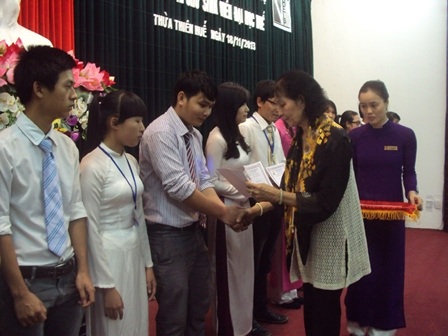 ĐH Huế phát học bổng sớm để cứu trợ lũ lụt