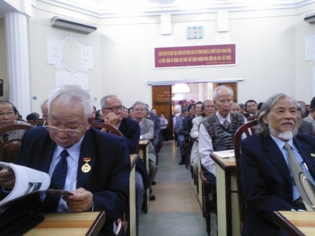 Nhiều thầy cô giáo tuổi đã rất lớn đã đến dự trong không khí chan hòa ấm áp.