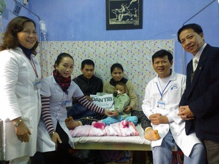 Trao hơn 139 triệu đồng đến em Lê Minh Huy - 1 Y bác sĩ BV Trung ương Huế cùng chung niềm vui với gia đình Huy