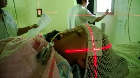 Trao hơn 139 triệu đồng đến em Lê Minh Huy - 2 Huy được xạ trị (ảnh: BS Phan Cảnh Duy, Trung tâm Ung bướu, BV Trung ương Huế)