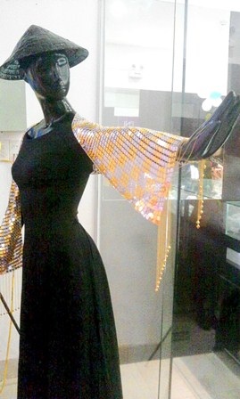 Chiếc khăn vàng trên có giá trị gần 2 tỷ đồng, được