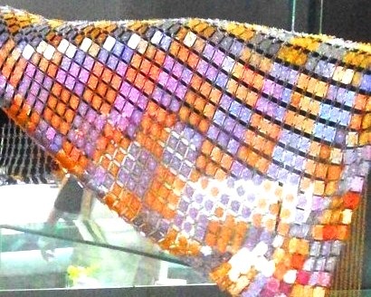 Chiếc khăn rằn làm từ gần... 2.000 chỉ vàng - 2 Những miếng vàng được đính để làm nên chiếc khăn rằn này