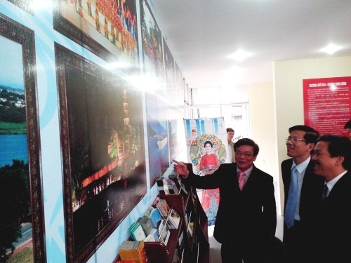 Lãnh đạo tỉnh và các sở TT-Huế thăm những gian hàng được bày biện đẹp mắt ở trung tâm