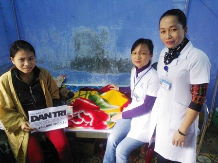 Khối u trên miệng cháu Huy đã đỡ hơn - 3 Chị Kiều nhận quà nhân ái từ do bạn đọc Dân trí ủng hộ qua báo