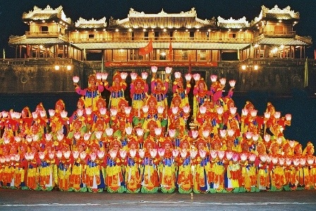 Trải nghiệm với “Tuần lễ Vàng Du lịch tại di sản Huế” - 2 Biểu diễn màn múa đèn Lục cúng hoa đăng
