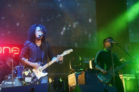 10.000 khán giả Huế bị “đốt cháy” bởi Rockstorm - 7 Phạm Anh Khoa cùng PAK Band của mình chơi rất hay và có nhiều bài dễ nhớ như