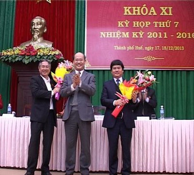 Thành phố Huế có Chủ tịch mới - 1 Ông Nguyễn Văn Thành (ngoài cùng bên phải) là tân Chủ tịch của TP Huế