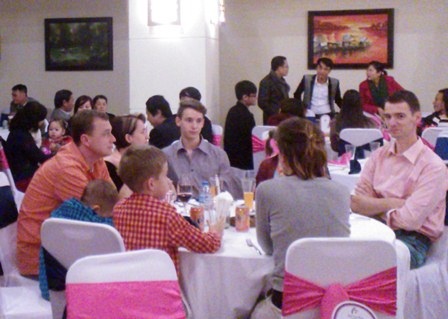 Du khách nước ngoài đón Giáng sinh ở Huế (Ảnh: Đại Dương)