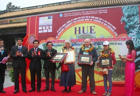 3 du khách đặc biệt được nhận rất nhiều phần quà