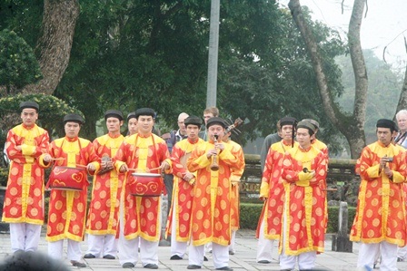 Đội nhã nhạc cung đình chơi các bài hát cổ truyền thu hút