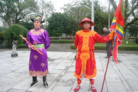 Quan võ và lính hộ vệ nhà vua