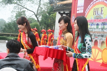 Hình ảnh cô gái Huế thướt tha trong áo dài