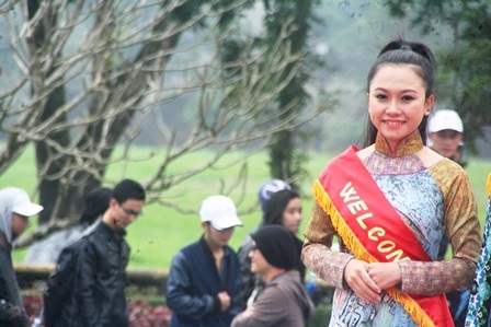 Một cô gái Huế rất duyên và xinh đẹp đón du khách vào thăm Đại Nội