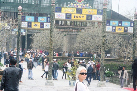 Du khách đổ về Đại Nội rất đông