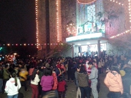 Sân trước nhà thờ Phủ Cam (Huế) đã đông kín người từ lúc 19h tối 24/12. (Ảnh: Đại Dương)