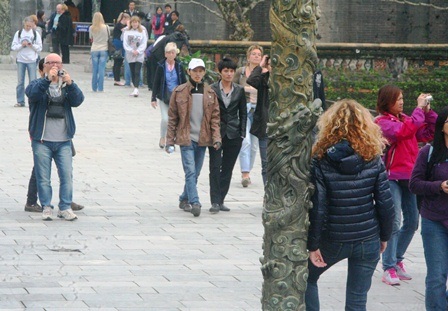 2 du khách Tây chụp ảnh