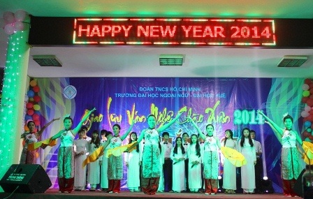 Đêm hội đa sắc phục của SV Ngoại ngữ Huế - 1 Đêm hội chào năm mới của ĐH Ngoại ngữ Huế