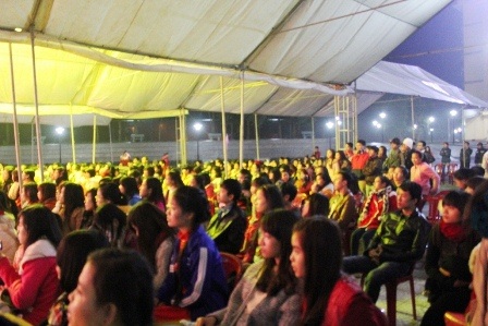 Đêm hội đa sắc phục của SV Ngoại ngữ Huế - 9 Khán giả trẻ đã không ngại khó khăn vì tiết trời lạnh giá đến rất đông.