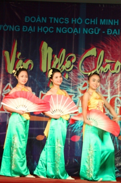 Đêm hội đa sắc phục của SV Ngoại ngữ Huế - 4 Thướt tha trong điệu múa quạt Việt Nam