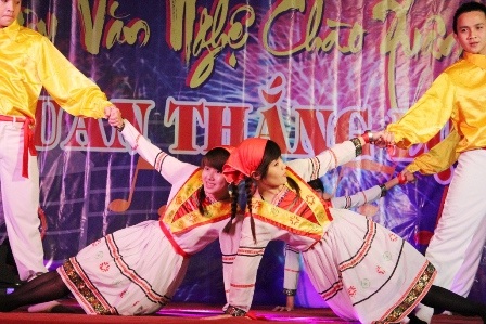 Đêm hội đa sắc phục của SV Ngoại ngữ Huế - 5 Vui nhộn cùng điệu múa Kachiusa đến từ các bạn khoa Tiếng Nga